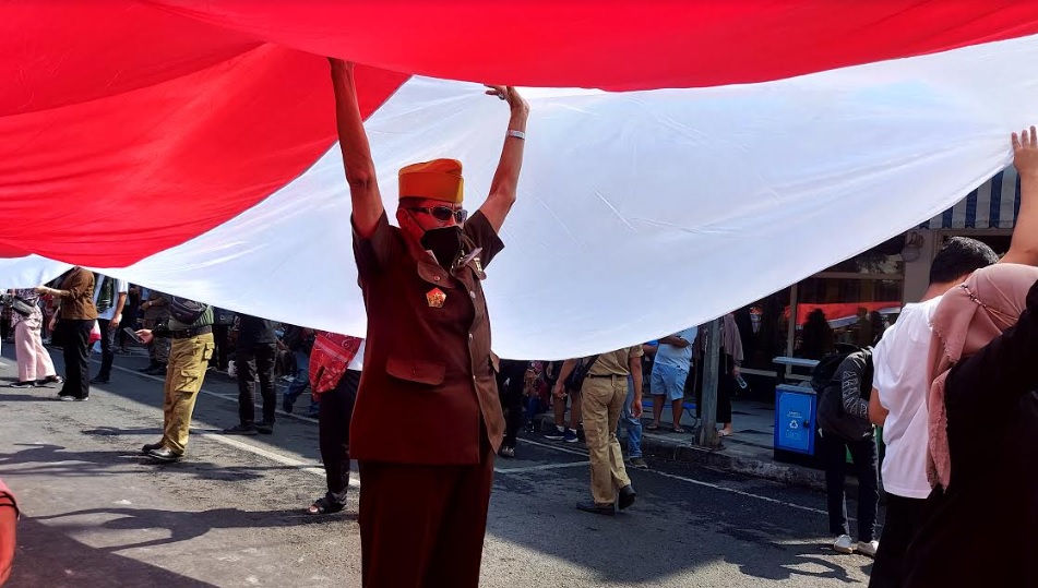 Drama musikal perobekan bendera di Jalan tunjungan Surabaya, Minggu (18/9/2022). SP: Aksaradia