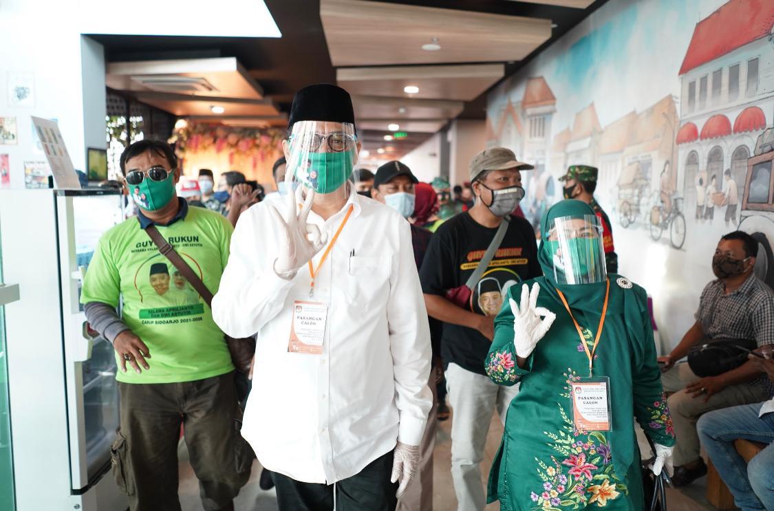 Cabup Kelana dan Cawabup Dwi Astutik dalam suatu kegiatan