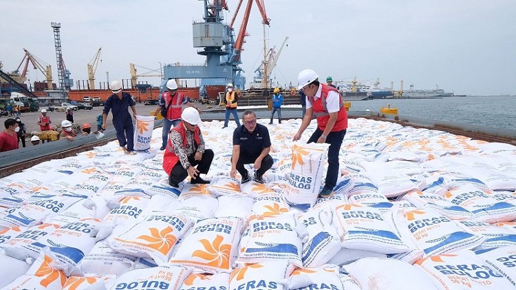 Impor beras Bulog baru mampung datangkan 500.000 ton beras.