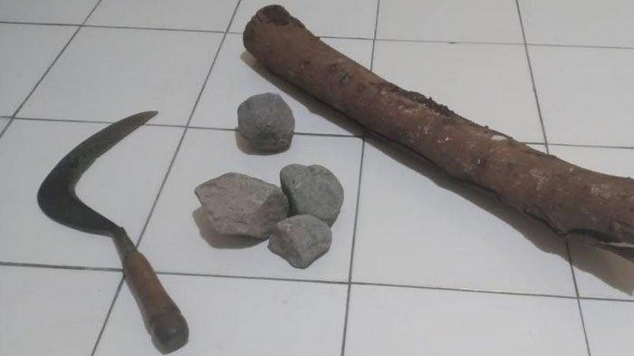 Barang bukti senjata tajam jenis celurit yang digunakan pelaku untuk membacok korban.