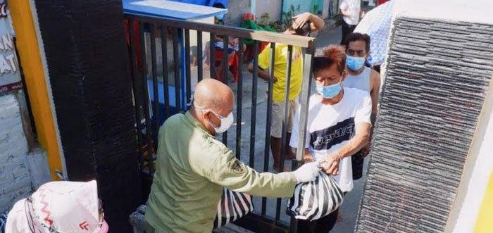 Petugas BPBD Kota Kediri memberikan bantuan paket rekreasional kepada masyarakat yang isolasi mandiri di Kelurahan Kemasan dan Setonopande, Kamis (1/7/2021). 