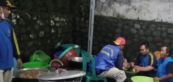 Aktivitas di salah satu dapur umum di Lumajang.