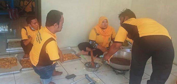 Sejumlah penyandang disabilitas menjalani pelatihan di UPT Latihan Kerja Daerah (LKD) Kabupaten Pasuruan, Senin (7/6).
