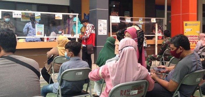 Para wali murid rela menunggu dan mengantre di Kantor Dindik Kota Surabaya untuk meminta penjelasan terkait PPDB di jalur Prestasi.
