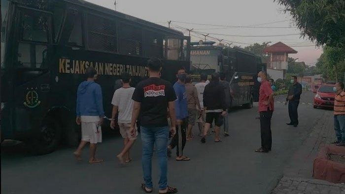 Para WBP masuk ke bus untuk dipindahkan ke Lapas Pamekasan.