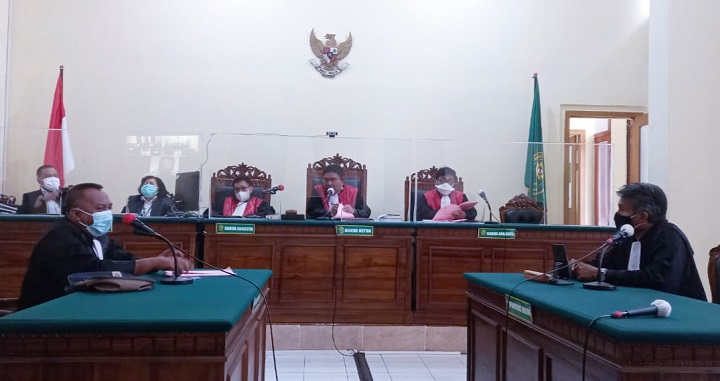 Terdakwa Umardani Wahyudi menjalani sidang diruang Garuda 1, PN Surabaya, secara online Selasa (13/04/2021). SP/Budi Mulyono