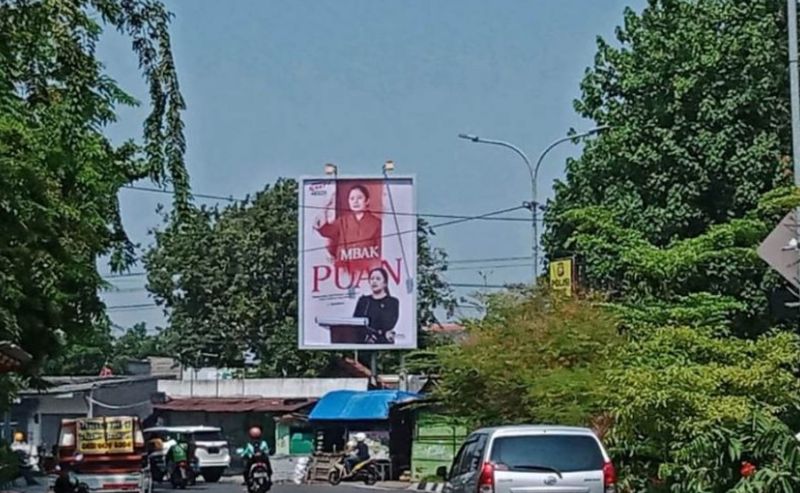 Baliho bergambar Ketua DPP PDIP Puan Maharani di Jalan Menur, Surabaya.SP/DOK SUROKIM ABDUSSALAM.