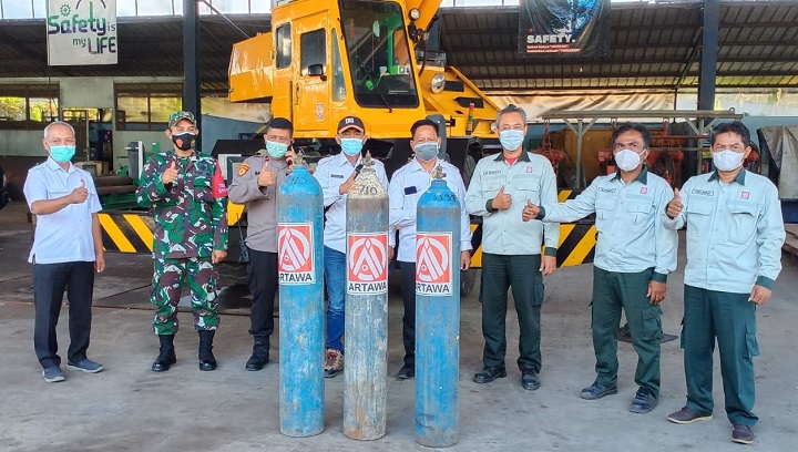 Manajemen sebuah perusahaan saat  menyerahkan tabung oksigen kepada AKD dan Forkompimcam Manyar. SP