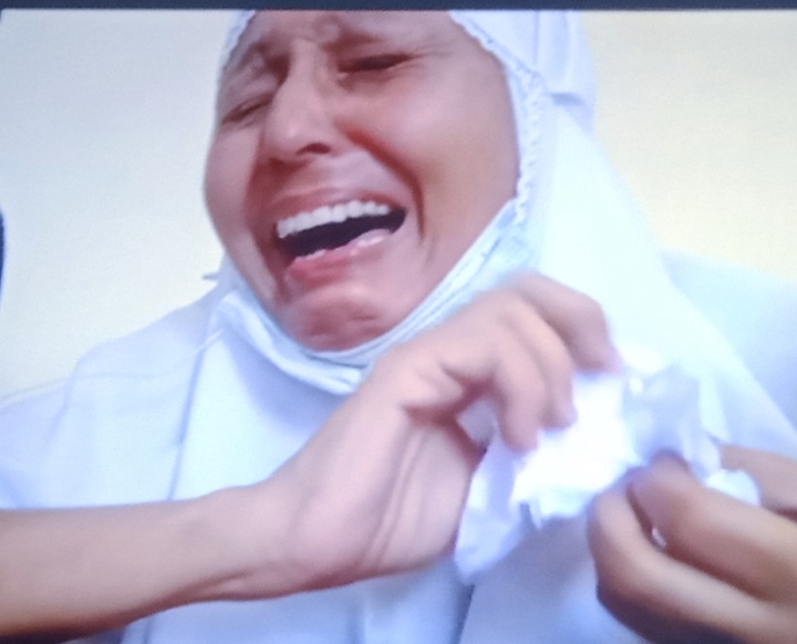 Terdakwa Firdaus Fairus tampak menangis, saat pembacaan dakwaan oleh jaksa Siska, diruang Candra PN Surabaya, secara online, Rabu (04/08/2021). SP/Budi Mulyono