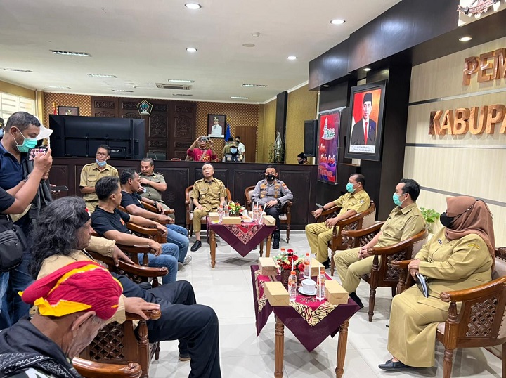 Perwakilan massa GPI melakukan dialog usai gelar aksi di kantor DPRD Kabupaten Blitar pada Senin (6/6). SP/Hadi Lestariono