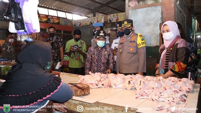 Wawali Batu H Punjul Santoso didampingi Kapolres Kota Batu, AKBP Catur C Wibowo serta TPID Kota Batu menggelar operasi pasar, Kamis (15/09) pagi.