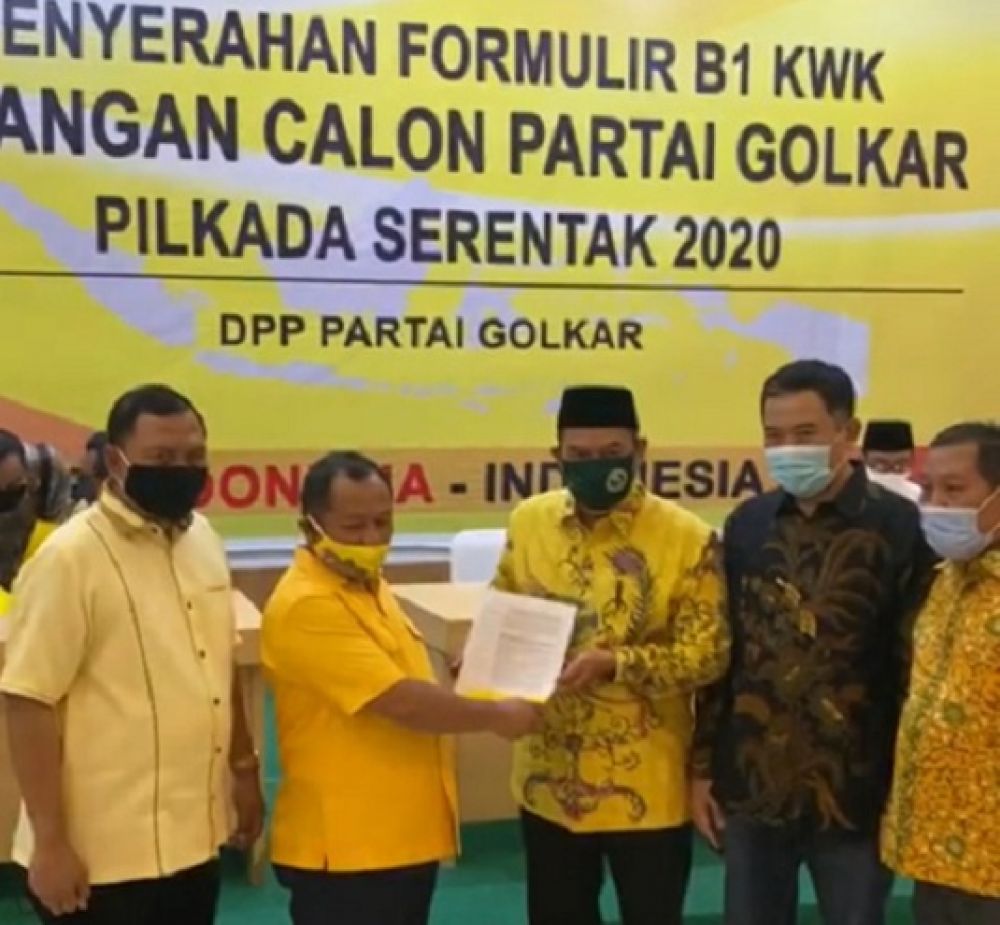 Cabup Bambang Haryo dan Cawabup Taufiqulbar saat menerima rekom Partai Golkar.SP/SUGENG