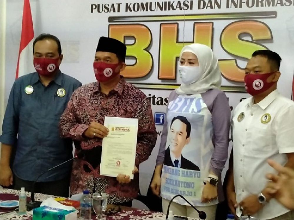 Cabup Sidoarjo Bambang HS (berkopiah) tunjukkan rekom dari Partai Gerindra.SP/SG