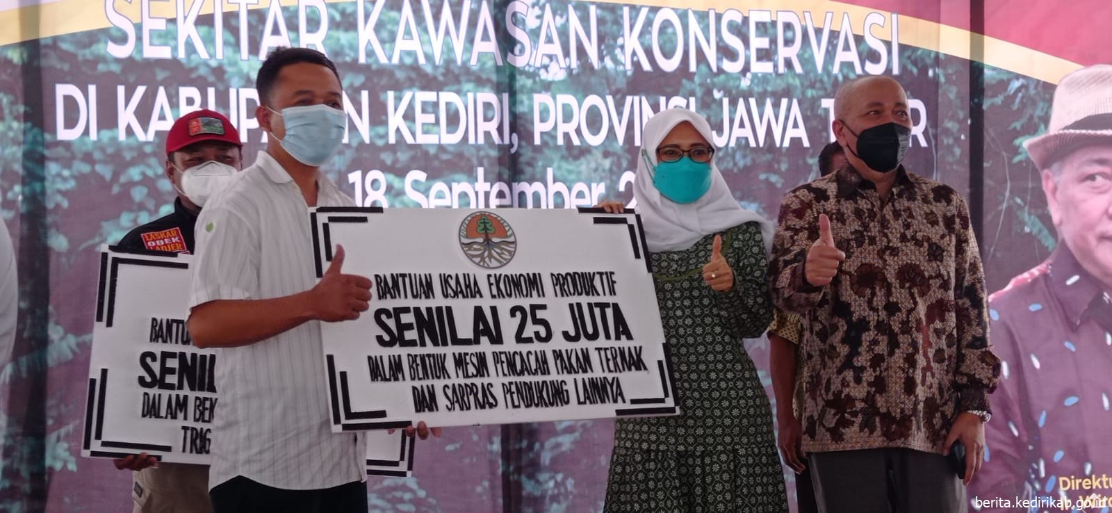 Wakil Bupati Kediri, Dewi Maria memberikan bantuan usaha ekonomi produktif