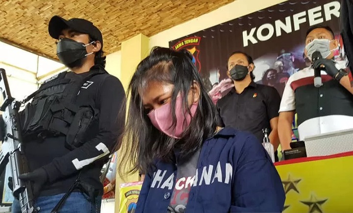 Pelaku pencurian mobil rental dengan modus bius minuman menggunakan obat tetes mata.