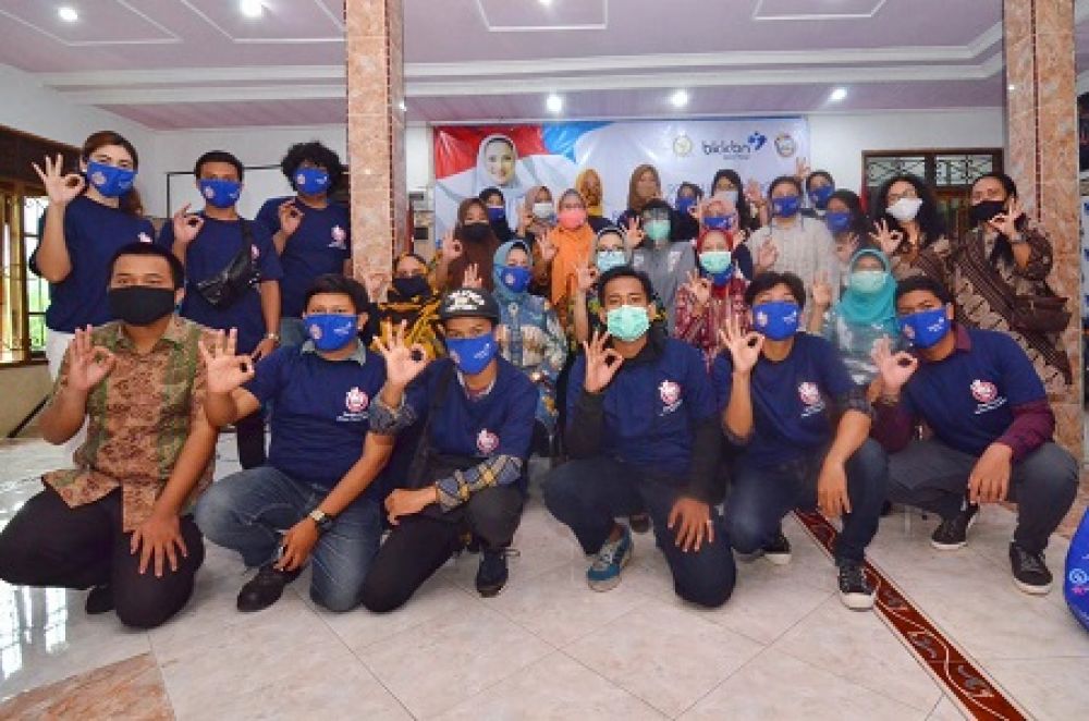 Sesi foto bersama yang dikuti oleh Lucy Kurniasari dan duta GenRe seusai acara Sosialisasi Program Pembangunan Keluarga Bersama Mitra Kerja Melalui Genre Ceria yang digelar BKKBN, Surabaya, Selasa, (11/8/2020). SP/Arlana
