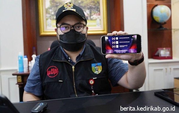 Bupati Kediri, Haninditho Himawan Pramana saat menunjukan aplikasi E kinerja