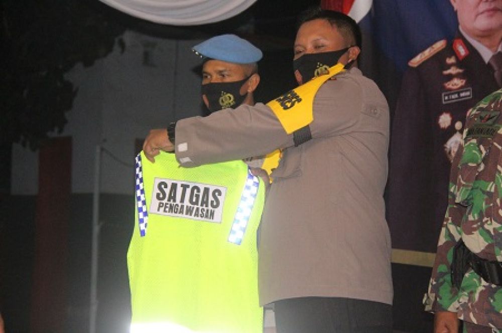 Waka Polres Blitar Kompol Himawan tunjukan rompi Satgas kepada para peserta Pencanangan Inpres 06/2020. SP/ Les
