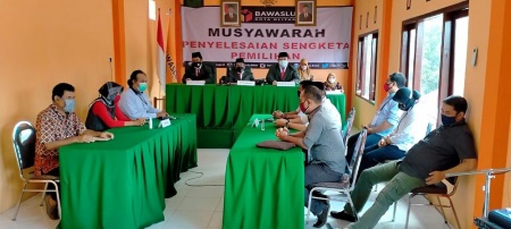 Suasana Musawarah..dan situasi pengusung Lis-Teng di luar kantor Bawaslu. SP/ Les