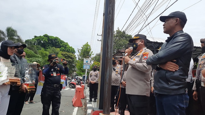 Kapolres Blitar Kota AKBP Argowiyono saat menemui massa. SP/Hadi Lestariono