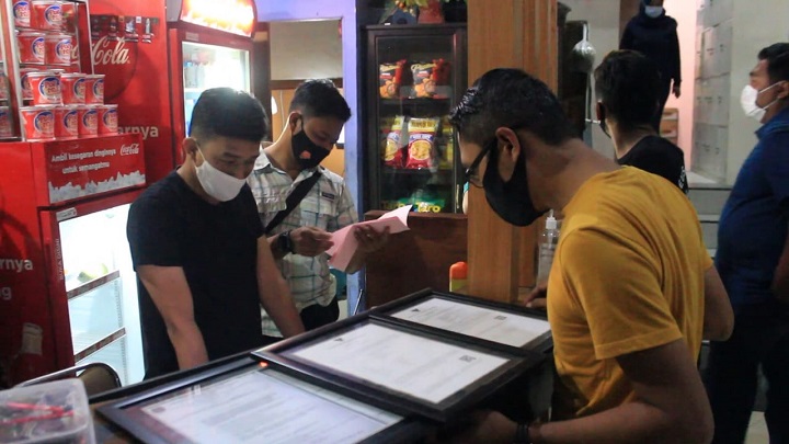 Kasat Reskrim saat melakukan pemeriksaan di salah satu hotel. SP/Les