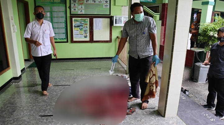 Petugas saat melakukan olah TKP. SP/Hadi Lestariono