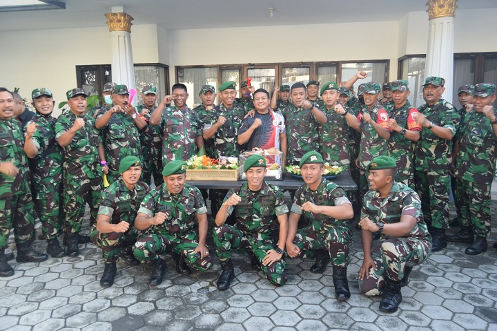 Danyon 511/DY Blitar Letkol Ruly Noriza bersama anggotanya foto bareng bersama Kapolres Blitar Kota AKBP Argowiyono di wisma. SP/Hadi Lestariono