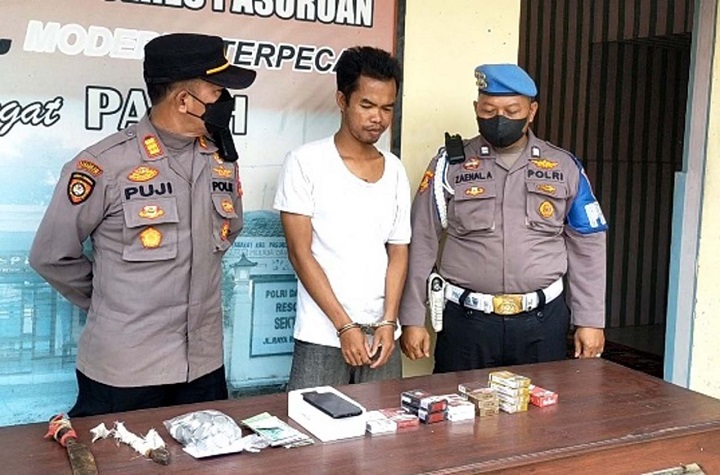 Polisi menunjukkan pelaku dan barang bukti yang diamankan.