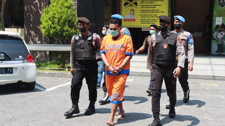 Pelaku pembobolan ATM saat digelandang polisi. SP/Sugeng Purnomo