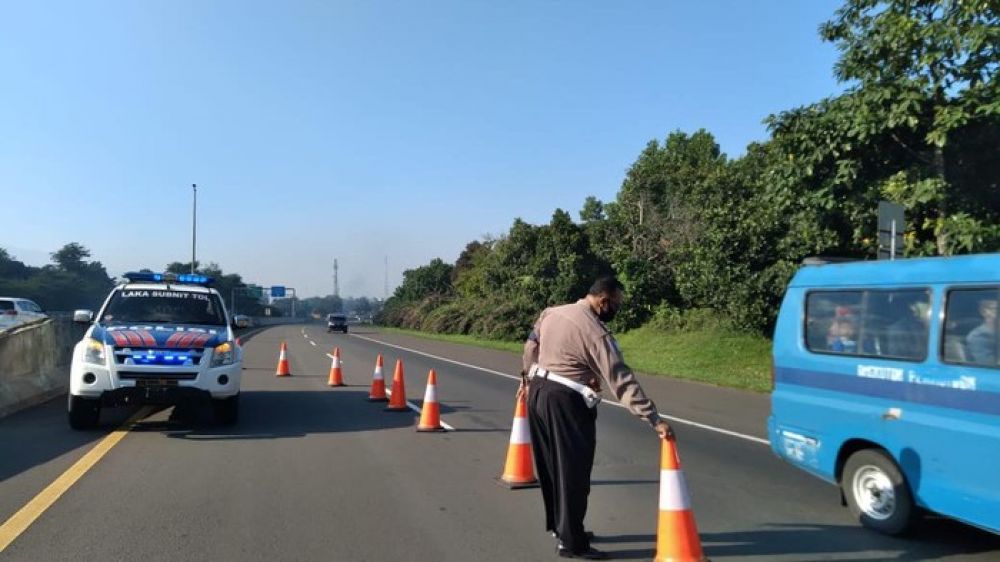 Polisi mengatur lalin menuju Puncak pagi ini. SP/ DECOM