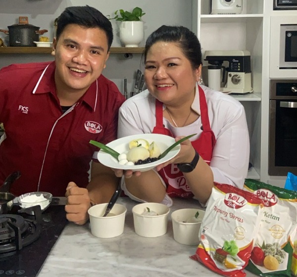 Chef BOLA Deli dan Chef Diana Cahya memamerkan karya kue kekinian dari Bola Deli.
