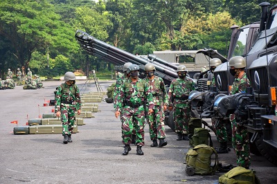 Komandan Resimen Artileri 2 Marinir Kolonel Marinir Aris Budiadi, S.Pi.,M.M., memimpin apel kelengkapan personel dan material prajurit Menart-2 Mar, di lapangan apel Kesatrian Marinir Soetedi Senaputra, Karangpilang, Surabaya, Kamis (25/03/2021).