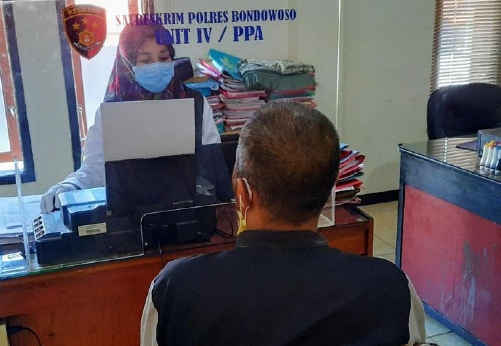 Pria di Bondowoso yang memperkosa anak kandungnya. SP/ DECOM