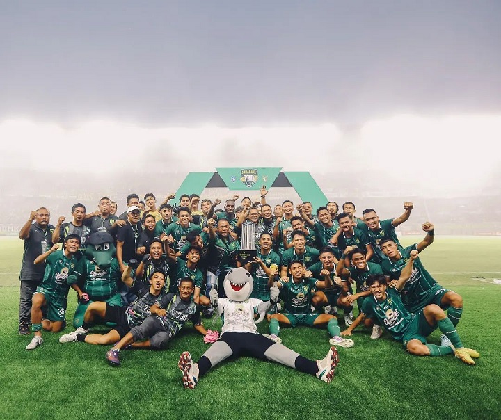 Momen selebrasi para pemain Persebaya Surabaya bersama ofisial dan mantan Kapolrestabes Surabaya Brigjen Pol Rudi Setiawan, dengan trofi "Surabaya 730 Game" di Stadion GBT, Surabaya, Minggu (28/5/2023).