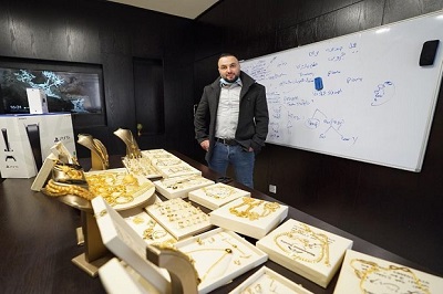 Ahmed Abu Sneineh bagi-bagikan perhiasan emas kepara para karyawannya sebagai bonus.