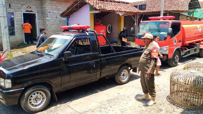 BPBD mendistribusikan air bersih kepada warga.