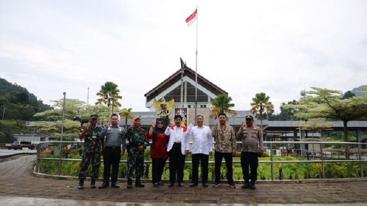 Kepala BPIP, Yudian Wahyudi saat mengunjugi Pos Lintas Batas Negara (PLBN) Indonesia-Malaysia, Entikong.