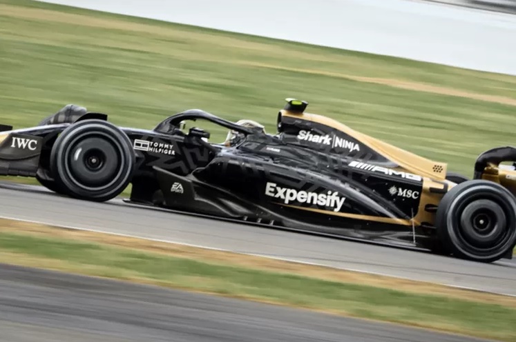 Tampilan Mobil F1 yang Akan Dipakai Brad Pitt dalam Pembuatan Film Terbarunya. Foto: Sky Sports.