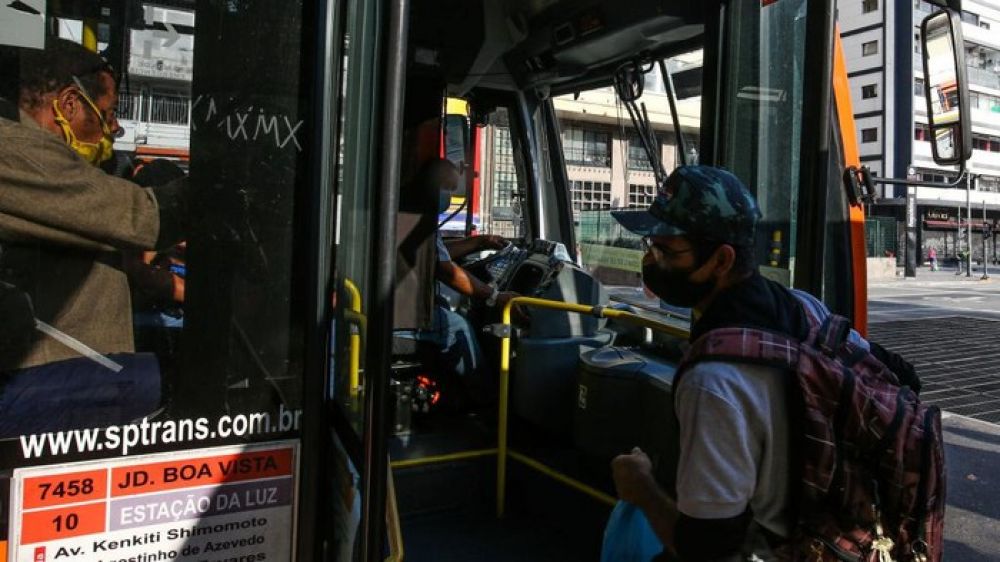 Warga Sao Paulo wajib memakai masker saat menggunakan transportasi umum di tengah pandemi Corona. SP/ Getty Images