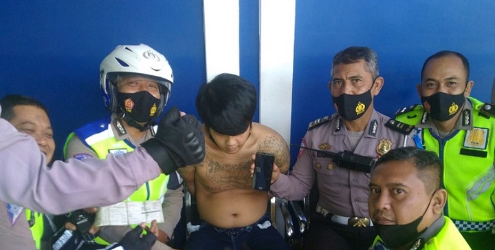 Dicky Wahyudi bersama anggota Satlantas Polres Mojokerto Kota yang mengamankannya dalam razia di Jalan Gajah Mada