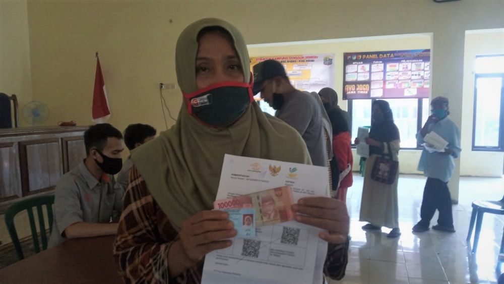 Salah satu warga penerim BST