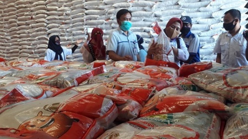 Petugas dari Dinsos Jombang saat tinjau beras kualitas medium di gudang penyimpanan beras di Bulog Tunggorono. SP/M. Yusuf