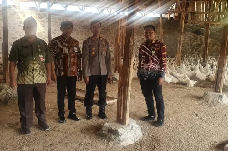 Tim Satgas Kabupaten Probolinggo saat berkunjung ke salah satu peternakan di Kecamatan Maron. Foto: Pemkab Probolinggo.