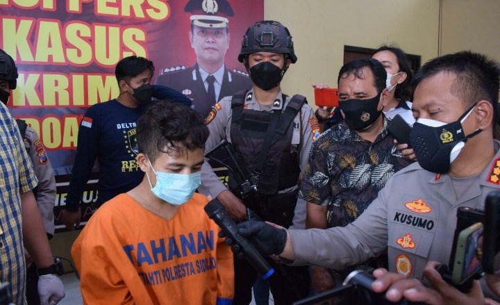 Kapolresta Sidoarjo Kombes Pol Kusumo Wahyu Bintoro beber barang bukti dan pelaku pembunuhan, Selasa (7/9/2021).