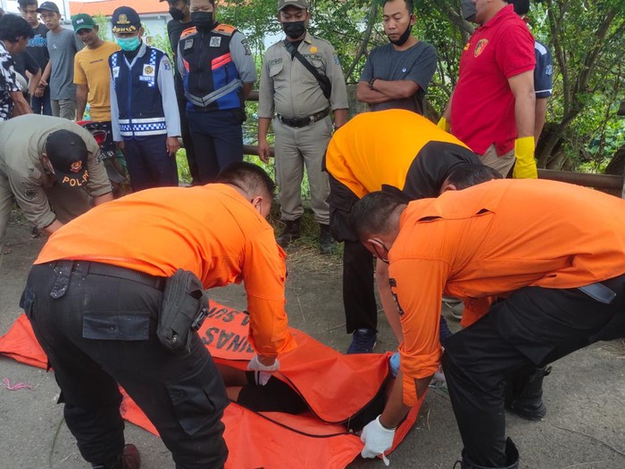 Petugas saat mengevakuasi korban.