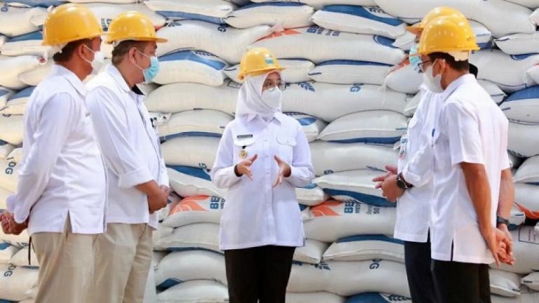 Bupati Banyuwangi Ipuk Fiestiandani saat meninjau stok beras di Bulog Ketapang. Foto: Pemkab Banyuwangi.