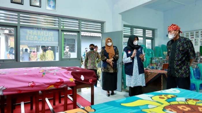 Bupati Banyuwangi, Ipuk Fiestiandani saat meninjau fasilitas isolasi terpusat di desa Genteng Kulon. 