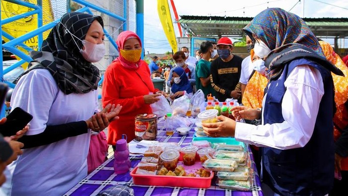 Bupati Banyuwangi Ipuk Fiestiandani saat mengunjungi kawan kuliner di Banyuwangi.