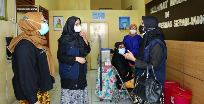 Bupati  Ipuk Fiestiandani saat meninjau pelaksanaan suntikan booster tahap tiga ini di Puskesmas Sepanjang, Kecamatan Glenmore pada Selasa (10/8/2021). SP/DE/ Ardian Fanani
