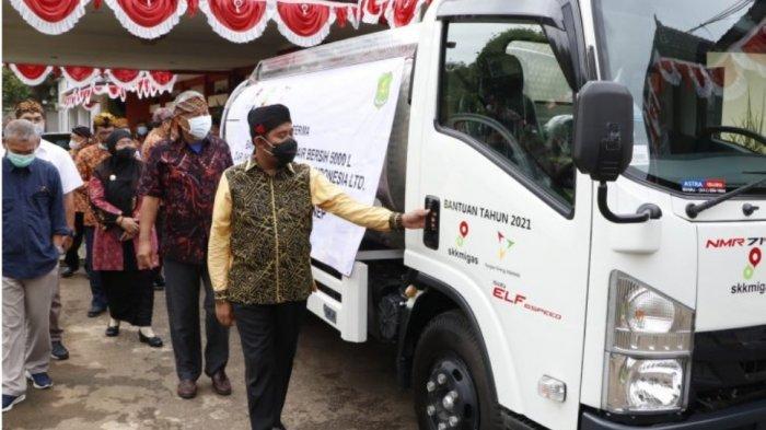 Bupati Sumenep, Achmad Fauzi saat mengecek langsung satu unit mobil tangki air bersih untuk wilayah kepulauan.